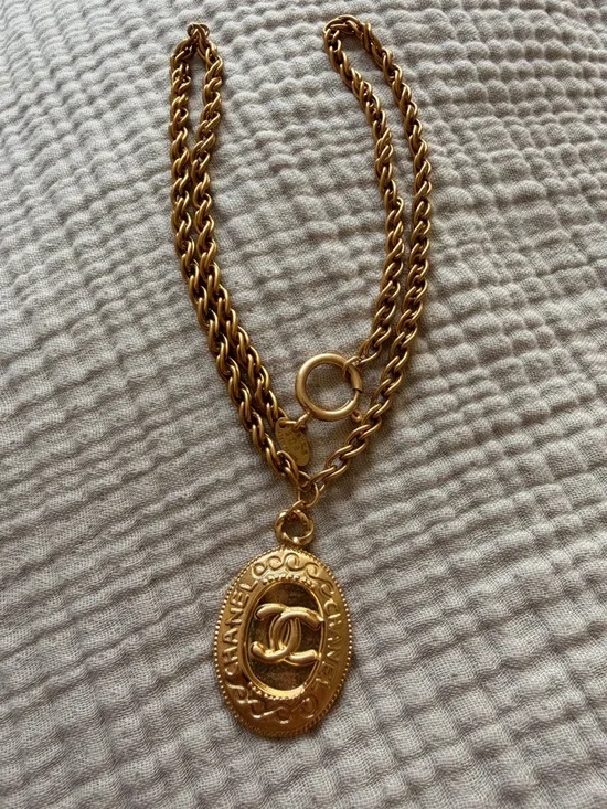 ✨Vintage Chanel CC Medallion Chain Necklace Gold Tone ✨ - Picture 2 of 7
